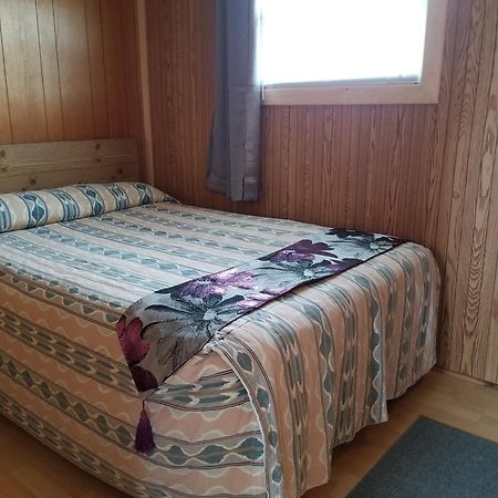 Blue Spruces Cottages Hampton Екстер'єр фото