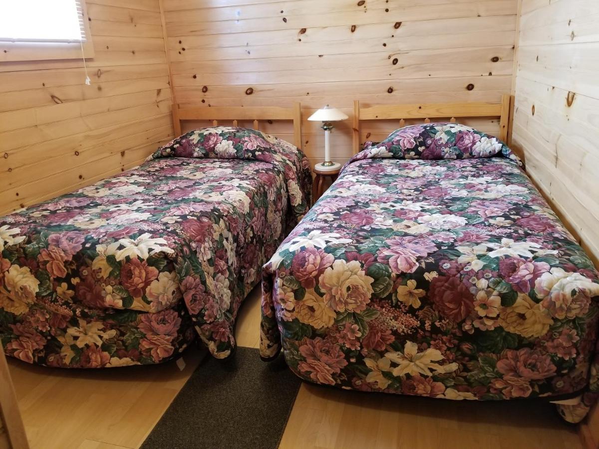 Blue Spruces Cottages Hampton Екстер'єр фото