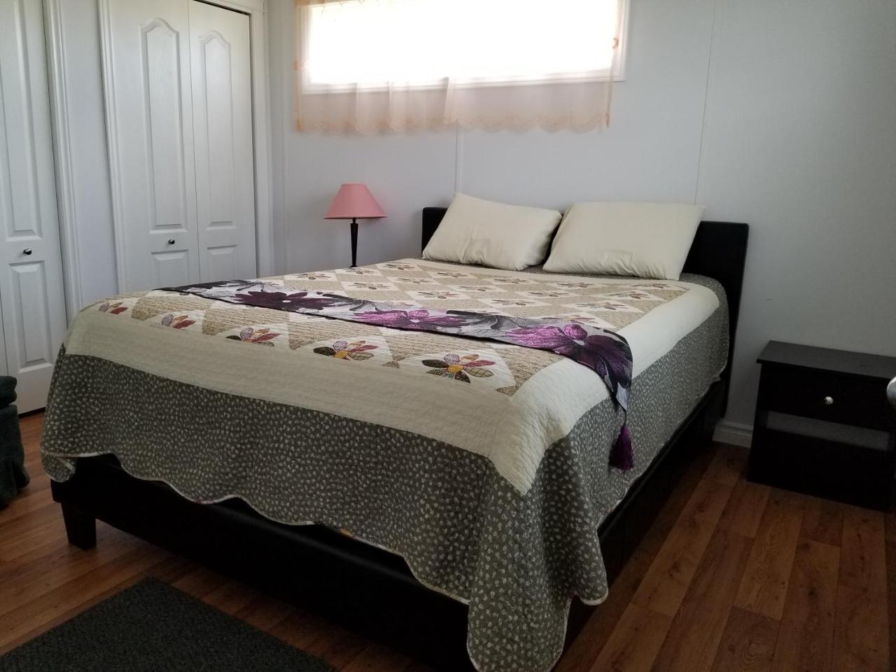 Blue Spruces Cottages Hampton Екстер'єр фото
